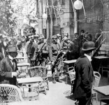 Katonák behatolnak egy Szabadság-téri kávéházba május 23-án