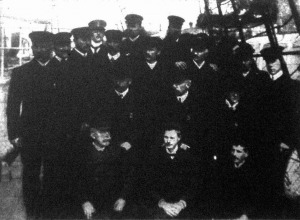 Amundsen Roald és a Fram nevü expedicziós hajó tisztjei és legénysége az elutazás előtt