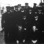 Amundsen Roald és a Fram nevü expedicziós hajó tisztjei és legénysége az elutazás előtt