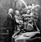 Zala György műtermében a Beniczky család síremléke mellett