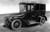 A június 1-jén forgalomba állt Benz-taxik egyike (1913)