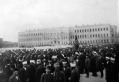 A háborús Törökország (1912). Katonaság és tüntetők a hadügyminisztérium előtt