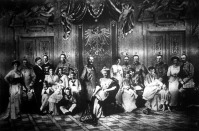 Ritka érdekességű felvétel, mely az egész német császári családot ábrázolja a potsdami palota nagy fogadótermében.