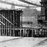 A Lánczhíd építési munkái: merev állvány a régi híd alatt