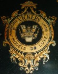 A londoni Vickers-cég emblémája.