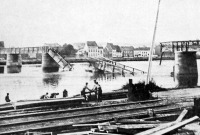Namur az ostrom után, a francziák által felrobbantott hiddal