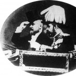 Képünkön V.György angol király (egyenruhában) és Poincaré francia köztársasági elnök, amint az Elyséebe hajtanak