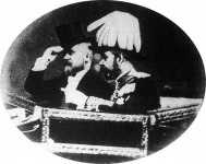 Képünkön V.György angol király (egyenruhában) és Poincaré francia köztársasági elnök, amint az Elyséebe hajtanak