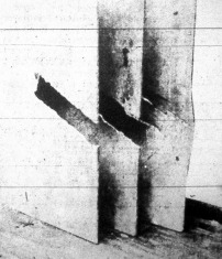 Három egymástól 10 - 10 centiméterre álló bádoglemez amelyeket egy falöveg mintegy 50 centiméter távolságró átszakított.