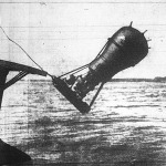 Egy tengeralatt robbanó akna elhelyezése a tengerbe. Az itt látható akna, egy fületlen szerkezetű akna