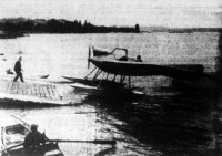 A német Albatros-tipusu vizirepülőgép a kikötés pillanatában