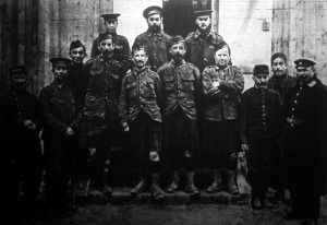Egy német hadifogolytáborból.E kép a foglyok egy válogatott csoportját ábrázolja. Van köztük angol, francia, belga és orosz fogoly