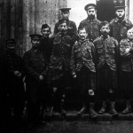 Egy német hadifogolytáborból.E kép a foglyok egy válogatott csoportját ábrázolja. Van köztük angol, francia, belga és orosz fogoly