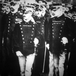 III. Viktor Emanuel olasz király a hadügyminiszter és a tengerészeti miniszter társaságában