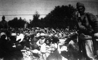 A galiciai harctérről. Orosz foglyok és kémek, akiket katonák őrizetbe vettek. A háttérben helyezkedett el az egyik nagy ütközetben foglyul ejtett orosz katonák csapata