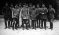 Első képünkön Kluck tábornok áll vezérkarával. Azokat a hallatlanul fényes győzelmeket, melyeket a németek a háború kezdete óta szereztek, katonáik bátorságán kívül, kiváló hadvezéreiknek is köszönhetik