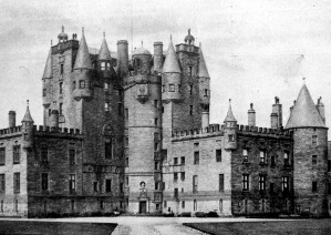 A Glamis -Castle, a Macbeth-család leszármazottainak mai lakóhelye. A kastély, melynek egyes részei már Macbeth idejében is megvoltak szemben áll a birnami erdővel