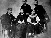 Az Arany János  családjával - kiadatlan kép 1863-ból Arany Juliska esküvője alkalmából. Arany mellett ül neje, Juliska leánya, mögöttük állnak Arany László és Széll Kálmán esperes Arany Juliska vőlegénye
