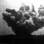 Egy 30,5 centiméteres gránátunk a robbanás pillanatában. A legérdekesebb felvétel, amit a  háború folyamán eddig készitettek. A vakmerő fotográfus könnyen az életével fizethetett volna, amikor a szenzációs jelenetet megörökítette.