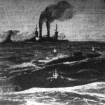 Német búvárhajó, amint besurran az ellenséges csatahajók közé