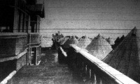 AZ angol fogolytáborban Cunningham skót grófságban. Internált külföldi állampolgárokat és hadifoglyokat szállítanak ide az  angolok. A foglyok számára sátorokat készítettek és ezekben helyezték el őket.