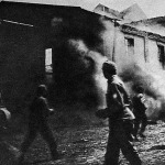 Egy oroszok által felgyújtott gyárat oltanak katonáink Lublin táján