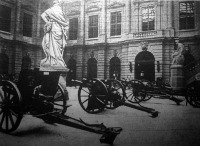 Zsákmányolt angol ágyúk a berlini Zeughaus (hadi múzeum) udvarán
