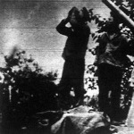 Osztrák-magyar tengerészek egy ellenséges repülőgépre lesnek