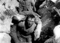 Sebesült társát mentő katona egy somme-i lövészárokban, 1916