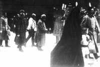 IV. Károly, Zita királyné és a négyéves trónörökös a gyászmenetben