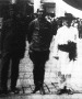 Felszabadult hadifoglyok Csernovitzben. A képen Vogel hadnagy látható parasztgúnyában