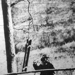 AZ Isonzó fronton az állások mögött vészjelet ad egy katonam a fára függesztett acélsin kongatásával