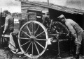 A dróttalan távíró használata a táborban. Az egyik távirász hordozható eletromos áramot szolgáltató gépen a motor megforgatásával villamos áramot termel. A másik távirász katona Morse ábécé alapján különböző hosszúságú rezgéseket közvetít A dróttalan távíró használata a táborban. Az egyik távirász hordozható eletromos áramot szolgáltató gépen a motor megforgatásával villamos áramot termel. A másik távirász katona Morse ábécé alapján különböző hosszúságú rezgéseket közvetít