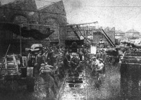 A visszavonuló németek leszerelnek egy tüzérségi műhelyt