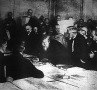 A képen Radoszlavov bolgár miniszterelnök írja alá az ukrán békeiratot A képen Radoszlavov bolgár miniszterelnök írja alá az ukrán békeiratot