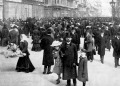 Vasárnapi déli korzó a Kossuth Lajos utczában a háború előtt