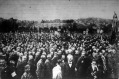 Az Ébredő Magyarok Egyesületének zászlaja alatt ünneplő tömeg Az Ébredő Magyarok Egyesületének zászlaja alatt ünneplő tömeg