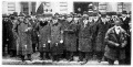 (Weisz Konrád, Czettler Jenő, Magyar Kázmér, Bernolák Nándor képviselők. Varga László a ker. szoc. párt társelnöke, Dr. Szantner Ferenc tanácsos, Mautner Vilmos állomásfőnök) Hegyeshalmy kereskedelmi miniszter kisérete a győri állomás előtt