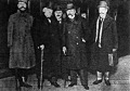 A kép aláírása szerint balról jobbra Gouraud tábornok, Lloyd George angol, Briad francia miniszterelnök és Berthelot külügyi államtitkár látható Londonban
