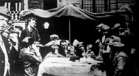 A kilakoltatott nyolctagu Bartos-család a Vörösmarthy- (előbb Gizella-) téren.