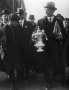 Arthur Grimsdell a csapatkapitány a kupával Arthur Grimsdell a csapatkapitány a kupával