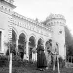 Ady és Csinszka a csucsai kastély parkjában