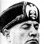 Most még körülötte forog minden, s ez látszik is Mussolini arcán