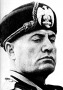 Most még körülötte forog minden, s ez látszik is Mussolini arcán