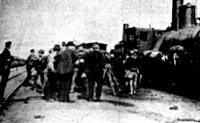 Pillanatfelvételek az áprilisi vasuti sztrájkról (Kiss Ferenc fényképei) . Katonai őrség a Nyugati pályaudvaron