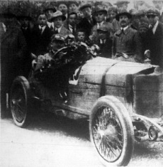 Hermann Rützler Steyr-gépkocsijával első díjat nyert a svábhegyi versenyen