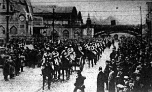A megszálló francia csapatok bevonulása a Ruhr-vidék fővárosába, Essenbe