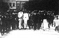 A kép közepén a fehér ruhás, magas alak Lendvai István, az ébredők jelöltje, aki a gyűlés megzavarása után távozik a Piac-térről