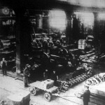 A Ganz-Danubius gyár egyik nagy gépcsarnoka, ahol a legmodernebb gépek segítségével a munkások kocsikerekeket és más alkatrészeket gyártanak vasúti kocsik részére.