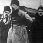 A félelmetes Cheka vezetőemberei vitték a koporsót. Legelől balra Kameneff, mellette DzHerzhinsky, a vésztörvényszék elnöke